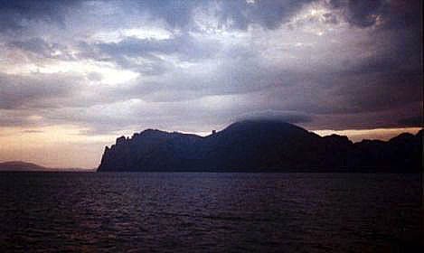 Вид на вечерний Кара-Даг и гору Святая с моря